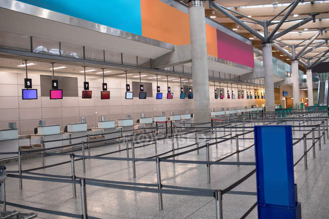 Banchi check-in e stanchion in aeroporto — Foto stock