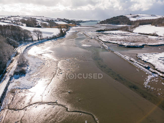 Luftaufnahme der verschneiten Landschaft im Sonnenlicht und Fluss in der Grafschaft Kork, Irland — Stockfoto