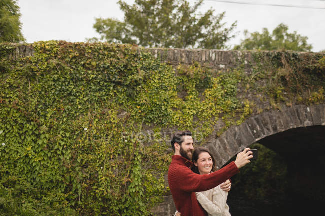 Ласковая пара делает селфи с помощью мобильного телефона — стоковое фото