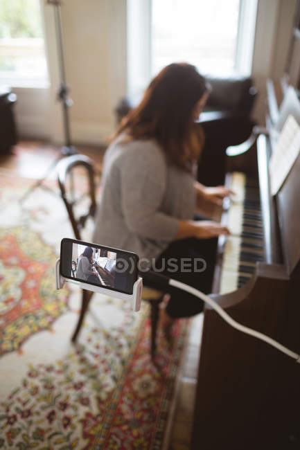 Belle vlogger féminine jouant du piano à la maison — Photo de stock