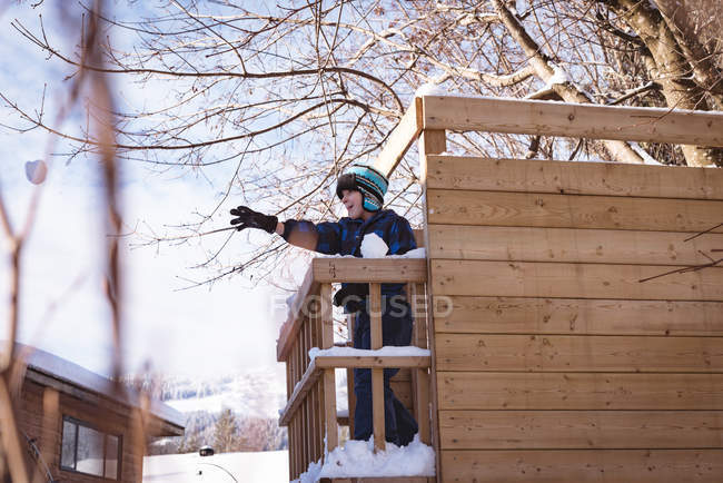 Bonito menino brincando no playground durante o inverno — Fotografia de Stock