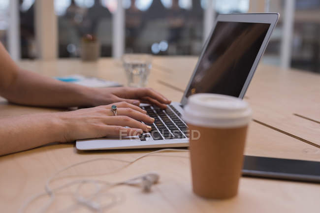 Женщина-руководитель использует ноутбук на рабочем столе в офисе — стоковое фото