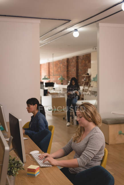 Dirigenti femminili che lavorano al computer nell'ufficio creativo — Foto stock
