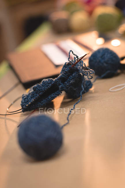 Close-up lã de malha em uma mesa na loja de alfaiate — Fotografia de Stock