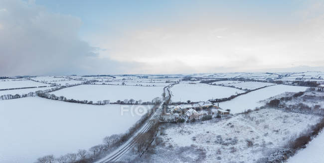 Vue aérienne du paysage enneigé des terres agricoles du comté de Cork, Irlande — Photo de stock