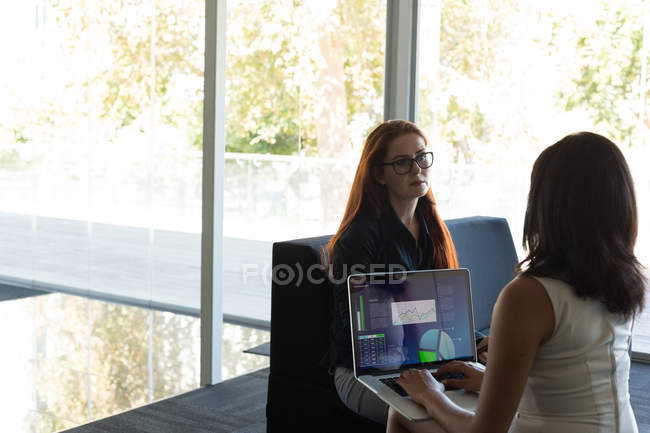 Женщины-руководители взаимодействуют друг с другом в офисе — стоковое фото