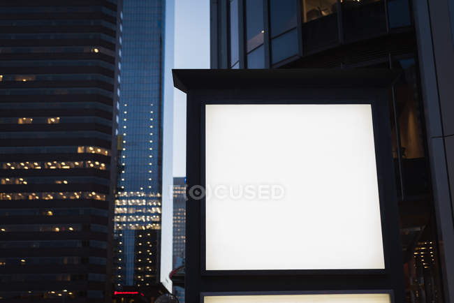 Scheda pubblicitaria vuota vicino alla strada di notte — Foto stock