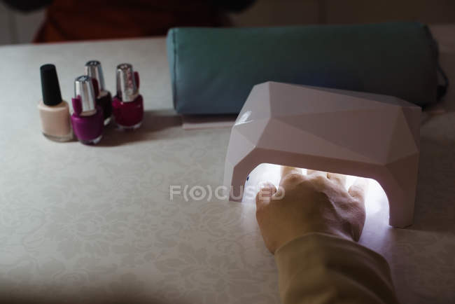 Primer plano de la mujer recibiendo tratamiento de manicura en el salón - foto de stock