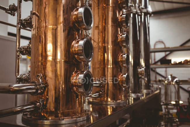 Manomètre sur réservoir de stockage dans une usine de brasserie — Photo de stock