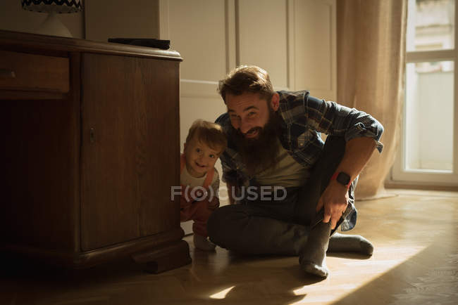 Feliz padre e hijo jugando en casa - foto de stock