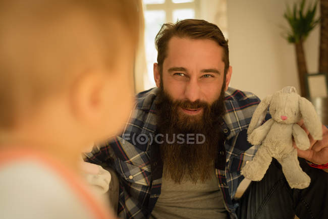 Père jouant avec son fils à la maison — Photo de stock
