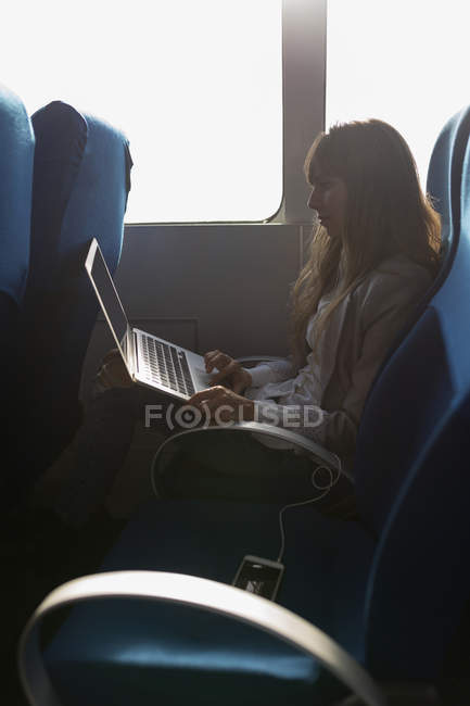 Красива жінка використовує ноутбук у круїзному кораблі — стокове фото