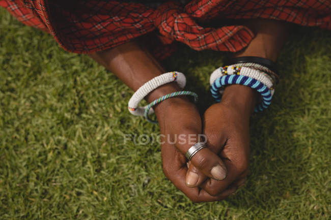 Nahaufnahme eines Massai-Mannes in traditioneller Kleidung beim Entspannen im Park — Stockfoto