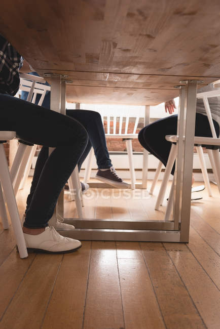 Sezione bassa di dirigenti seduti sulla sedia nell'ufficio creativo — Foto stock