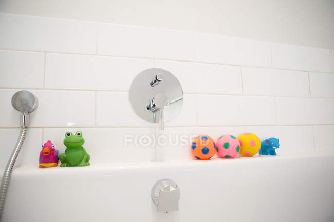 Различные игрушки хранятся в ванной комнате — стоковое фото