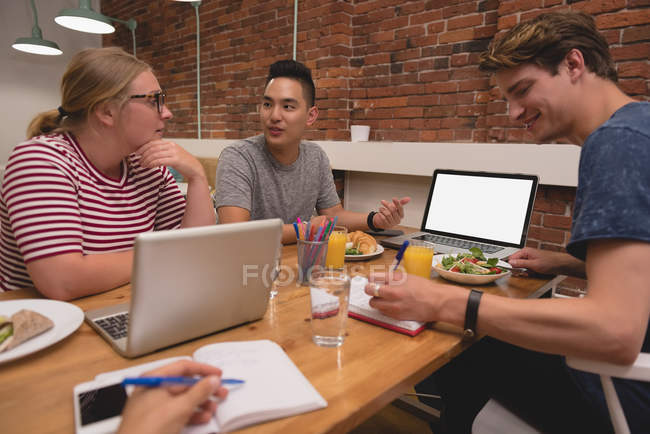 Führungskräfte diskutieren miteinander im Kreativbüro — Stockfoto