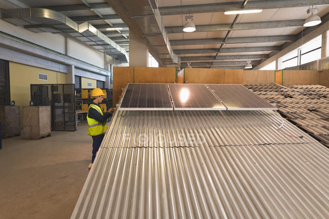 Чоловік працює на сонячній панелі на заводі сонячної станції — стокове фото