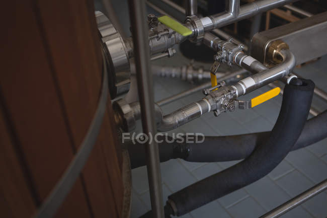 Nahaufnahme eines Rohres, das mit einem Lauf in einer Gin-Fabrik verbunden ist — Stockfoto
