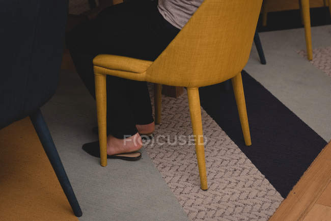 Низька секція виконавчої влади, що сидить на стільці в творчому офісі — стокове фото