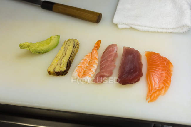 Divers sushis disposés sur le comptoir de cuisine à l'hôtel — Photo de stock