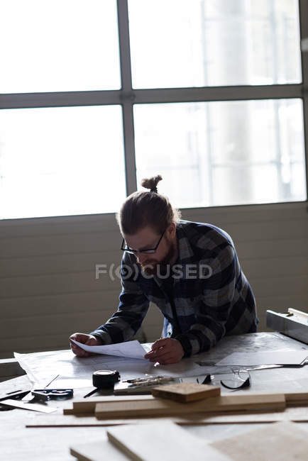 Attentive male carpenter working at workshop — Stock Photo