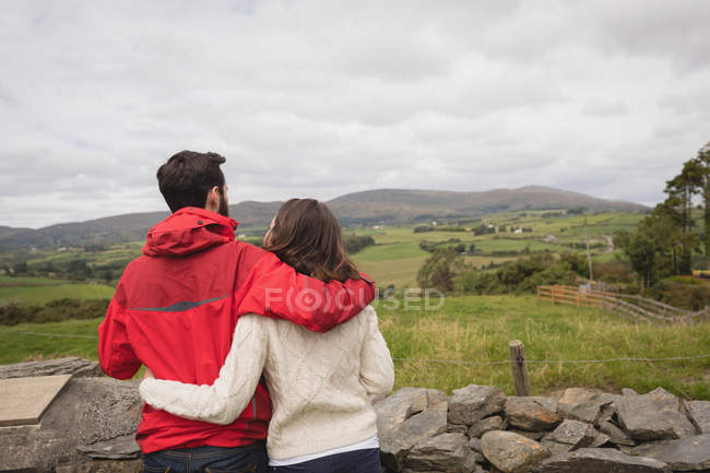 Vue arrière du couple affectueux regardant la vue — Photo de stock