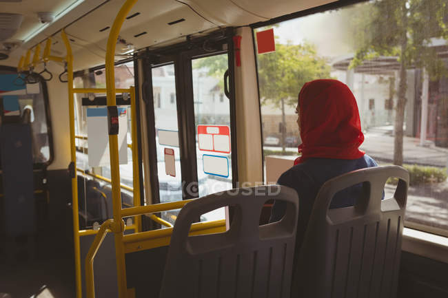 Rückansicht der Hidschab-Frau, die im Bus unterwegs ist — Stockfoto
