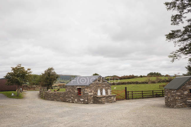 Empty ranch at countryside on a sunny day — Stock Photo