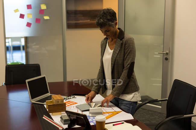 Зріла бізнес-леді працює за столом в офісі — стокове фото