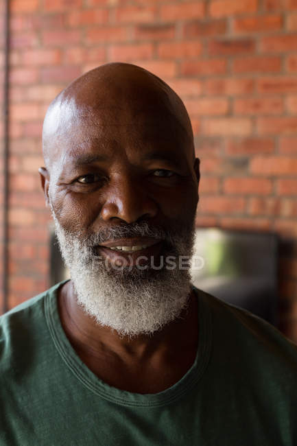 Портрет усміхненого старшого чоловіка вдома — стокове фото