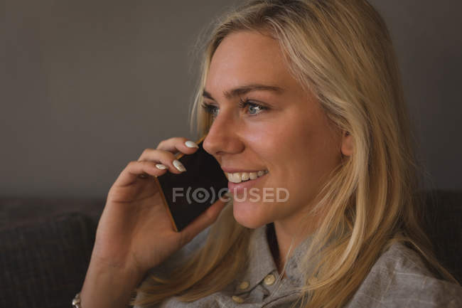Donna che parla sul cellulare — Foto stock