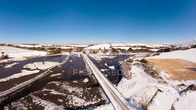 Vue aérienne d'un magnifique paysage hivernal et d'une rivière dans le comté de Cork, en Irlande — Photo de stock
