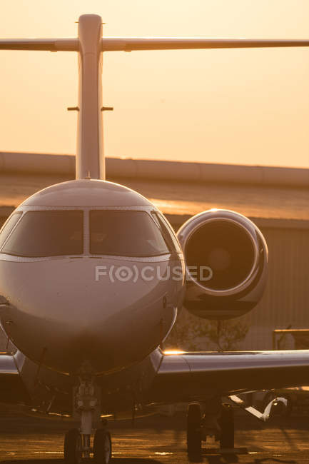 Jet privato al terminal in luce soffusa — Foto stock