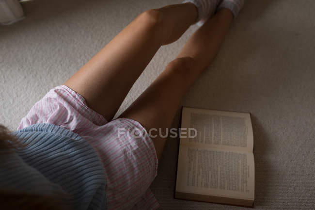 Mitte der Frau sitzt mit Buch zu Hause. — Stockfoto