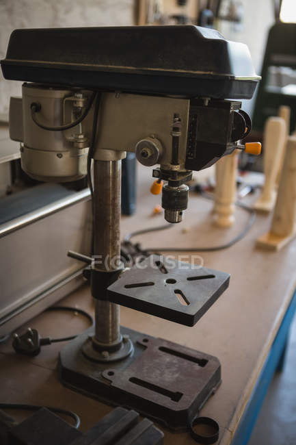 Крупним планом мікроскоп на столі в майстерні — стокове фото