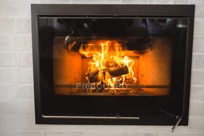 Lareira em chamas em casa — Fotografia de Stock