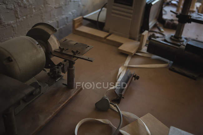 Máquina de corte de madeira na oficina — Fotografia de Stock