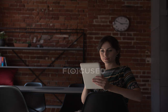Esecutivo femminile con tablet digitale in ufficio — Foto stock