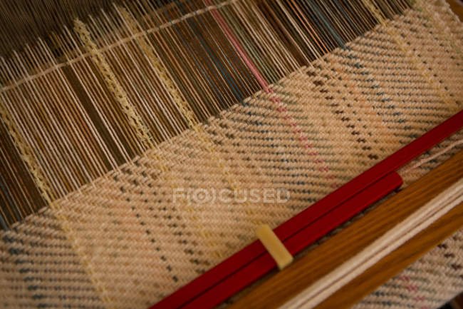 Primo piano della macchina con filo di seta in fabbrica — Foto stock