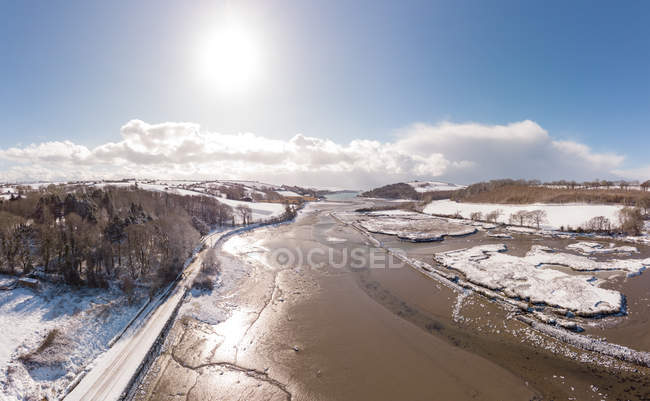 Vista aérea del río en un hermoso paisaje nevado en el Condado de Cork, Irlanda - foto de stock