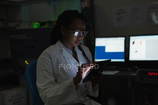 Cientista usando tablet digital no laboratório de ciências — Fotografia de Stock