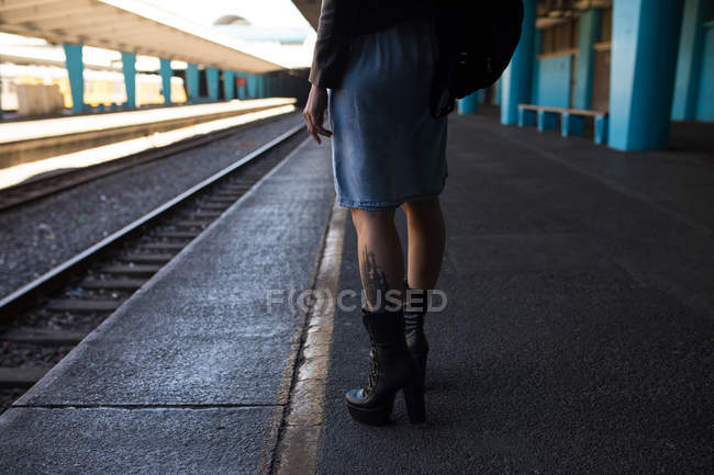 Mulher elegante esperando na plataforma na estação ferroviária . — Fotografia de Stock