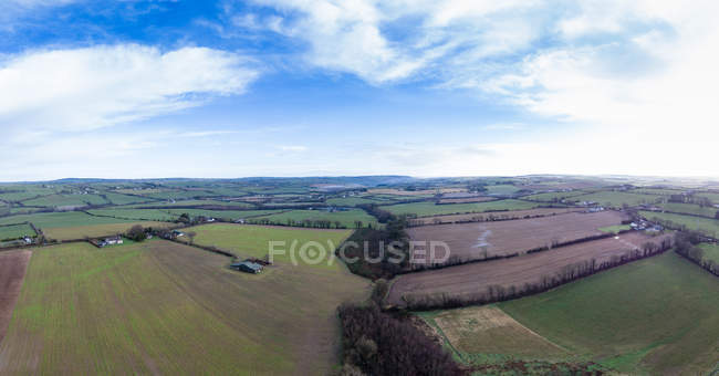 Vista aérea de tierras de cultivo verdes en la campiña del condado de Cork, Irlanda - foto de stock