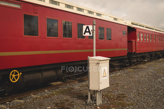 Tren rojo en vía férrea - foto de stock