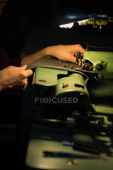 Tissu à coudre tailleur mi-section avec machine à coudre chez le tailleur — Photo de stock