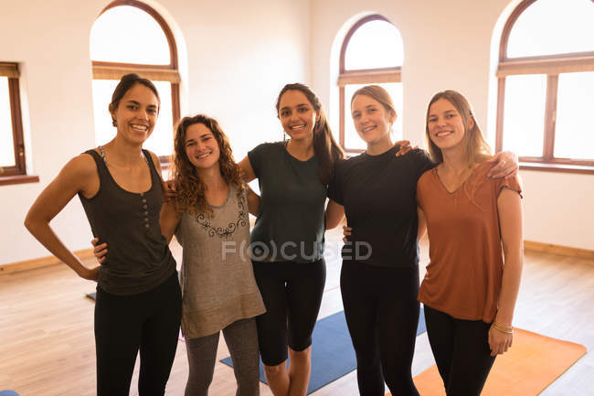 Группа женщин, стоящих вместе с руками в фитнес-клубе — стоковое фото