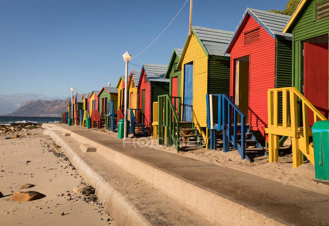Cabanas de praia coloridas na praia em luz suave — Fotografia de Stock