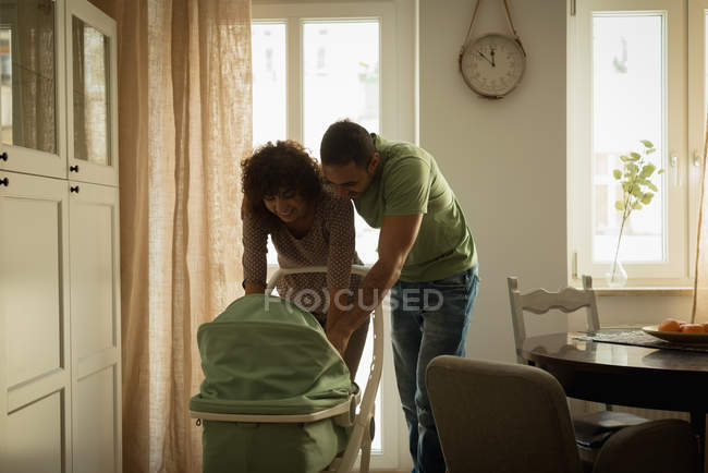 Батьки, дивлячись на їх baby baby траулер вдома — стокове фото