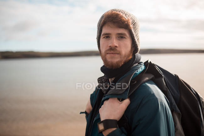 Ritratto di escursionista maschio in piedi con zaino in campagna — Foto stock