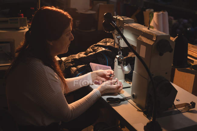Катушка с резьбой для портного женского пола в мастерской — стоковое фото